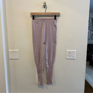 Free people movement leggings in women’s size m/l lavendar nwot